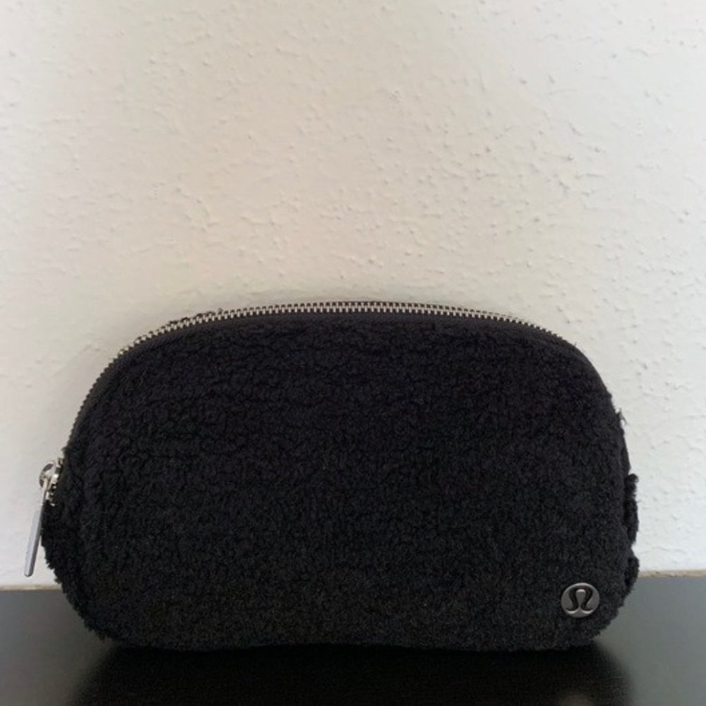 NWT Lululemon Everywhere Belt Bag *Fleece in Black